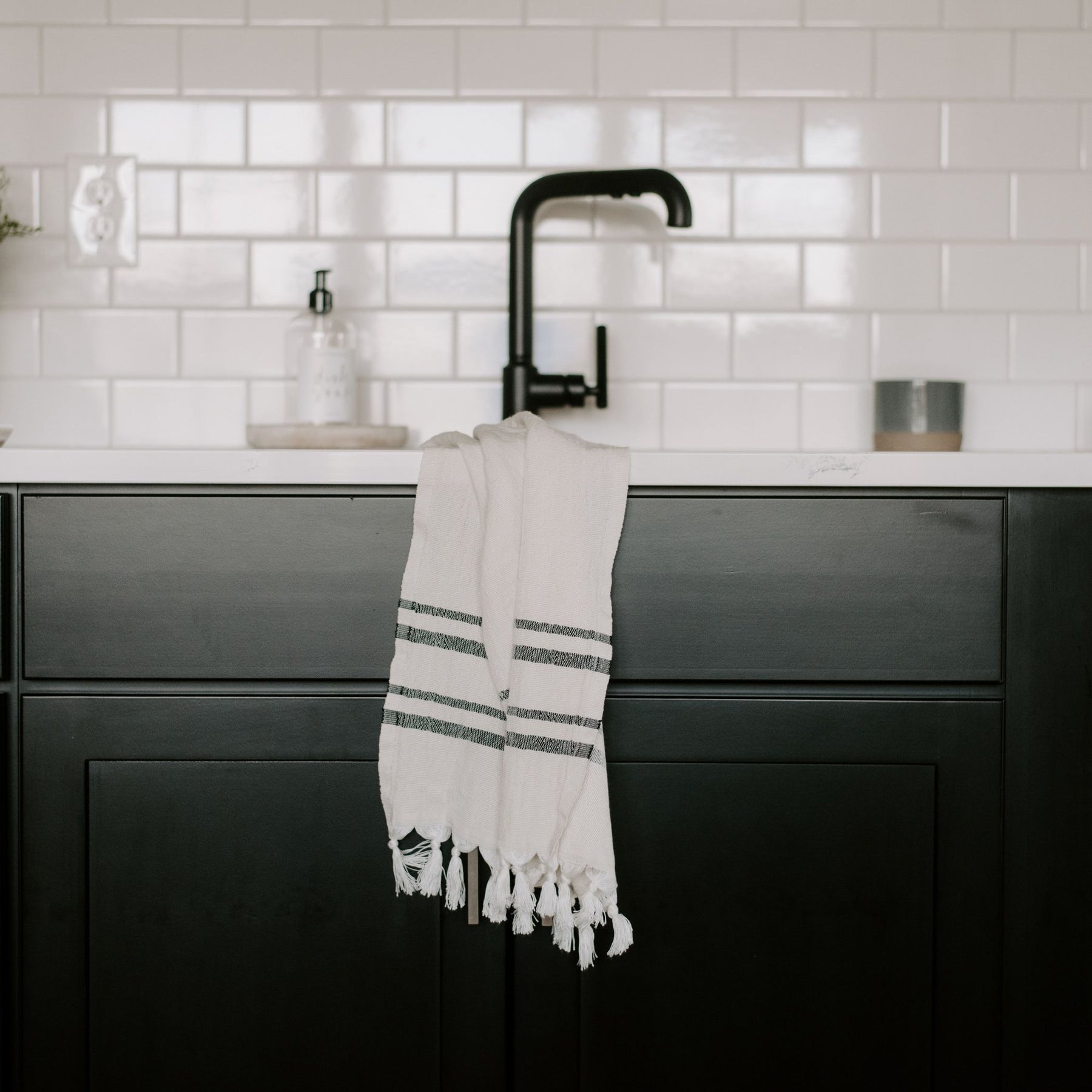 WETCAT Turkish Hand Towels with Hanging Loop (20 x 30) - Set of 2, 100%  Cotton, Soft - Prewashed Unique Boho Farmhouse Kitchen Towels - Black and  White Hand Towels for Bathroom Decor Black & White